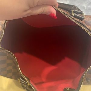 Beautiful authentic LV speedy bag - 40 ... comes with dust bag and keys....